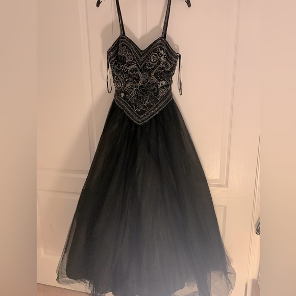 Size 4 long formal black beaded gown - Picture 2 of 6